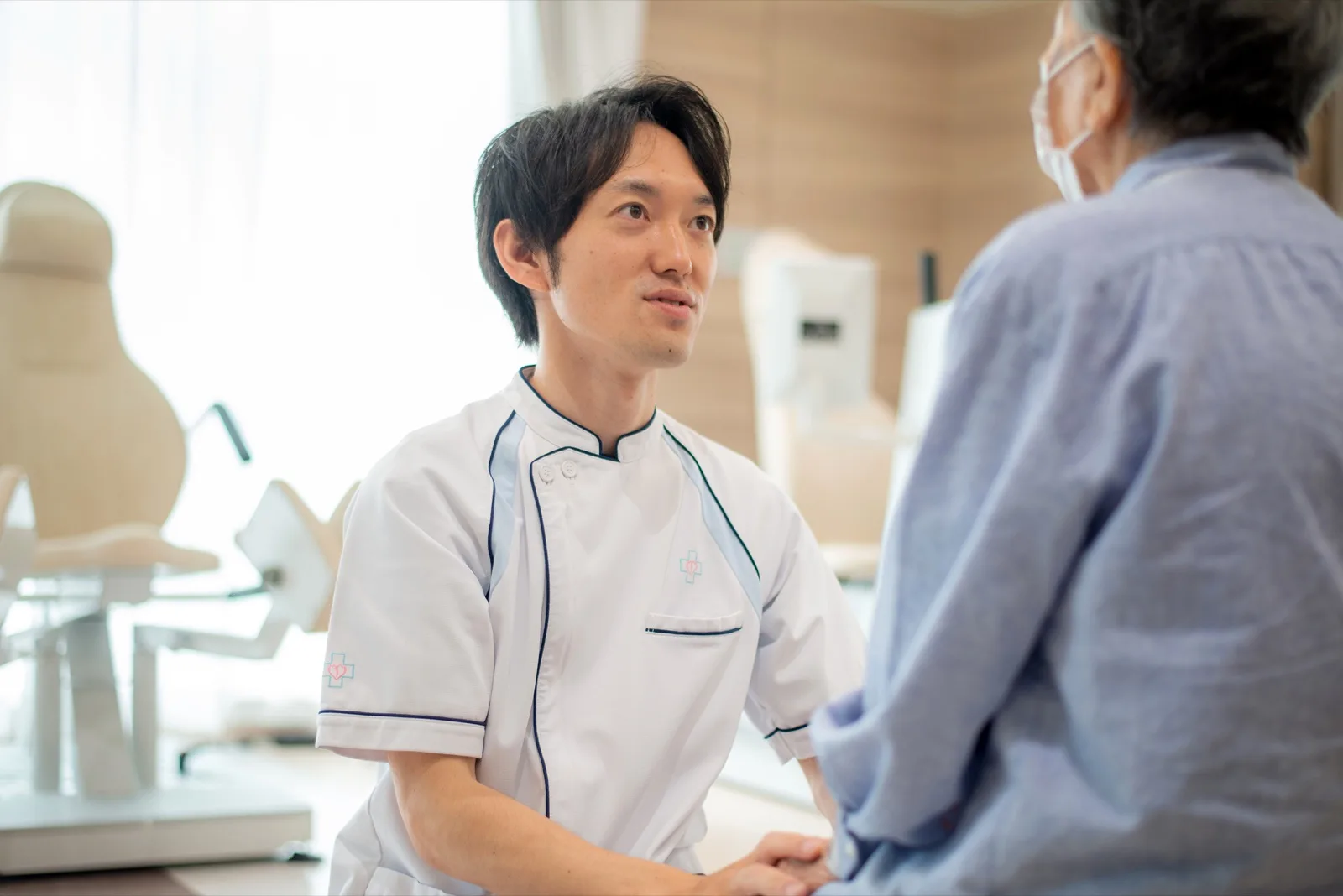 理学療法士が患者さんと向き合っている写真